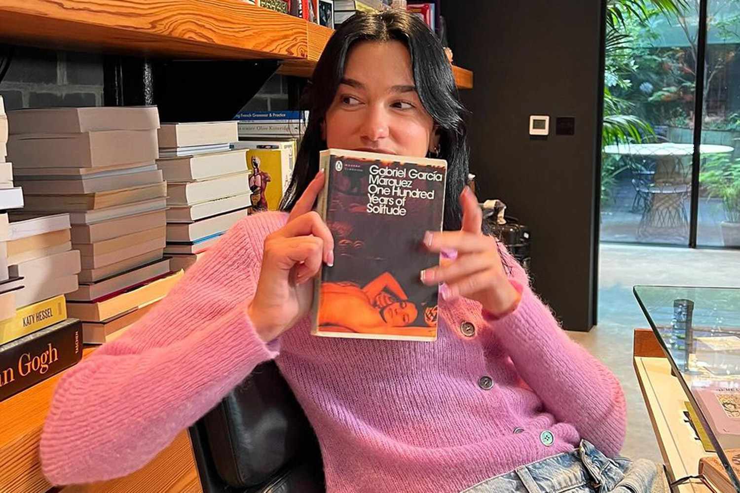 Dua Lipa a inaugurat o bibliotecă dedicată cărților interzise și cenzurate. Proiectul a fost lansat într-una dintre cele mai vechi librării din Portugalia