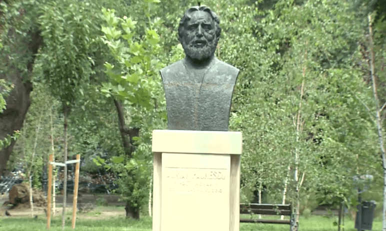 IICCMER solicită retragerea statuii lui Adrian Păunescu din Grădina Icoanei. Fiul poetului, Andrei Păunescu, reacționează dur la decizie.