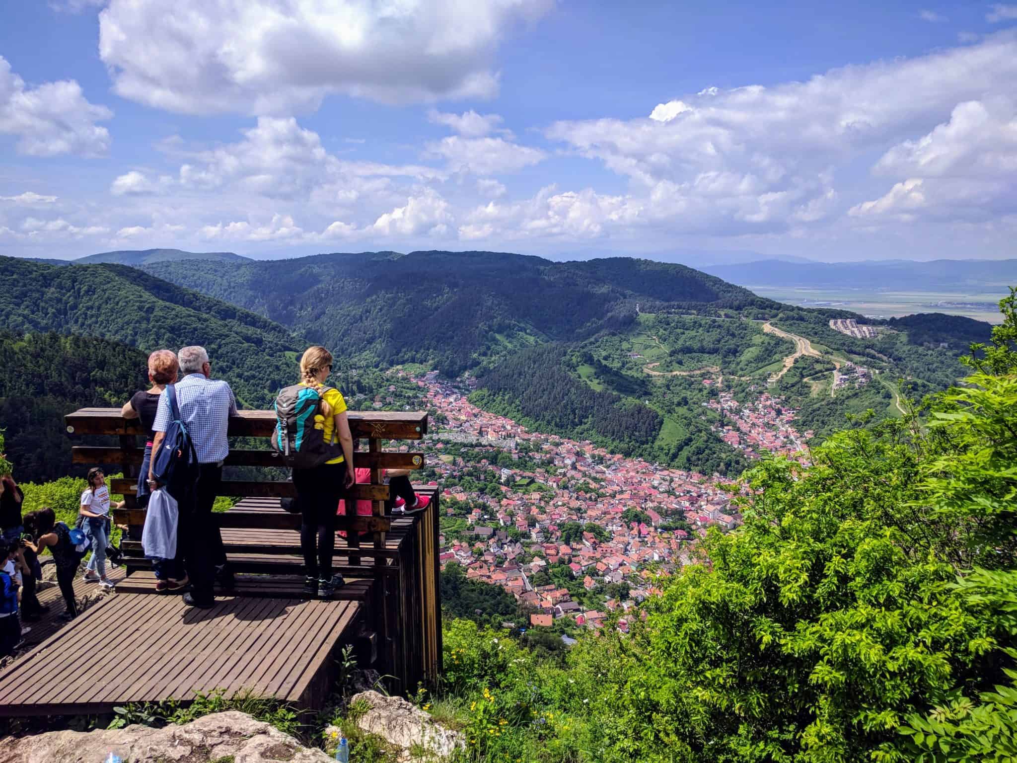 Cel mai popular punct de belvedere din Brașov, închis din motive de siguranță. Platforma de pe Tâmpa are probleme structurale